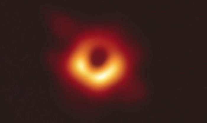 Zulo beltz baten lehenengo argazkia. M87 galaxian dagoen zulo betza da lehenengoz zuzenean behatzea lortu dutena.