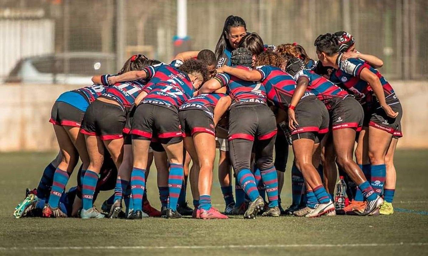 Eibar errugbi taldeko jokalariak, batuta, aurreko denboraldiko bigarren mailako norgehiagoka batean. EIBAR ERRUGBI TALDEA.