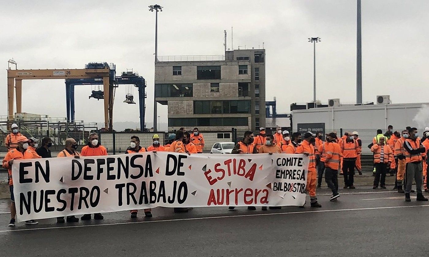 Bilboko portuko zamaketariek atzo goizean azpiegiturako biribilgune nagusian egin zuten protestaldia. COORDINADORA.