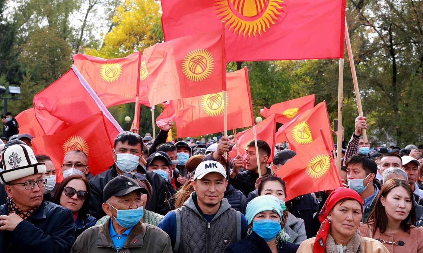 Bozen aurkako protestak Kirgizistanen, atzo. IGOR KOVALENKO / EFE.