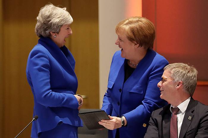 Theresa May Erresuma Batuko lehen ministroa eta Angela Merkel Alemaniako kantzilerra, gaur, Bruselan. OLIVIER HOSLET, EFE