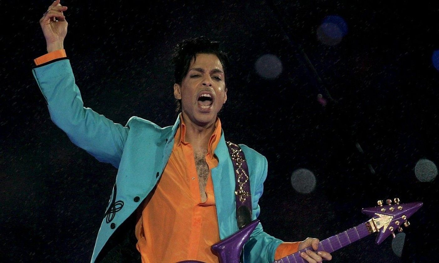 Prince, 2007ko zuzeneko kontzertu batean, AEBetan. TANNEN MAURY / EFE.