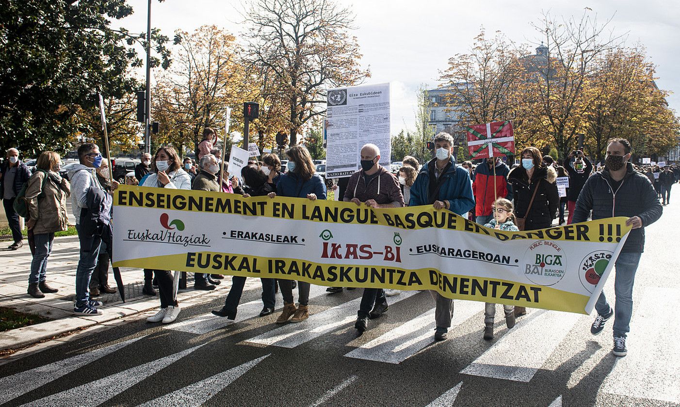 Ipar Euskal Herriko hautetsi ugarik, irakaskuntzak eta euskalgintzak bat egin dute euskarazko murgiltze ereduaren aldeko giza katean. GUILLAUME FAUVEAU.