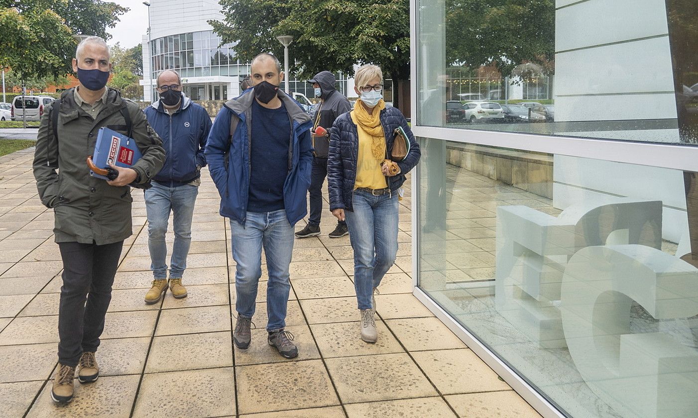 CCOO sindikatuko ordezkariak Adegiren egoitza sartzen, mahaiaren azken bileran. ANDONI CANELLADA / FOKU.