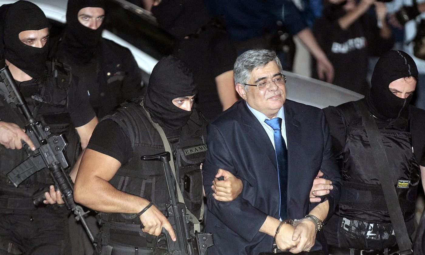 Nikolaos Mikhaloliakos alderdiko burua Fyssasen heriotzaren harira hartu zuten atxilo 2013an. ORESTIS PANAGIOTOU / EFE.