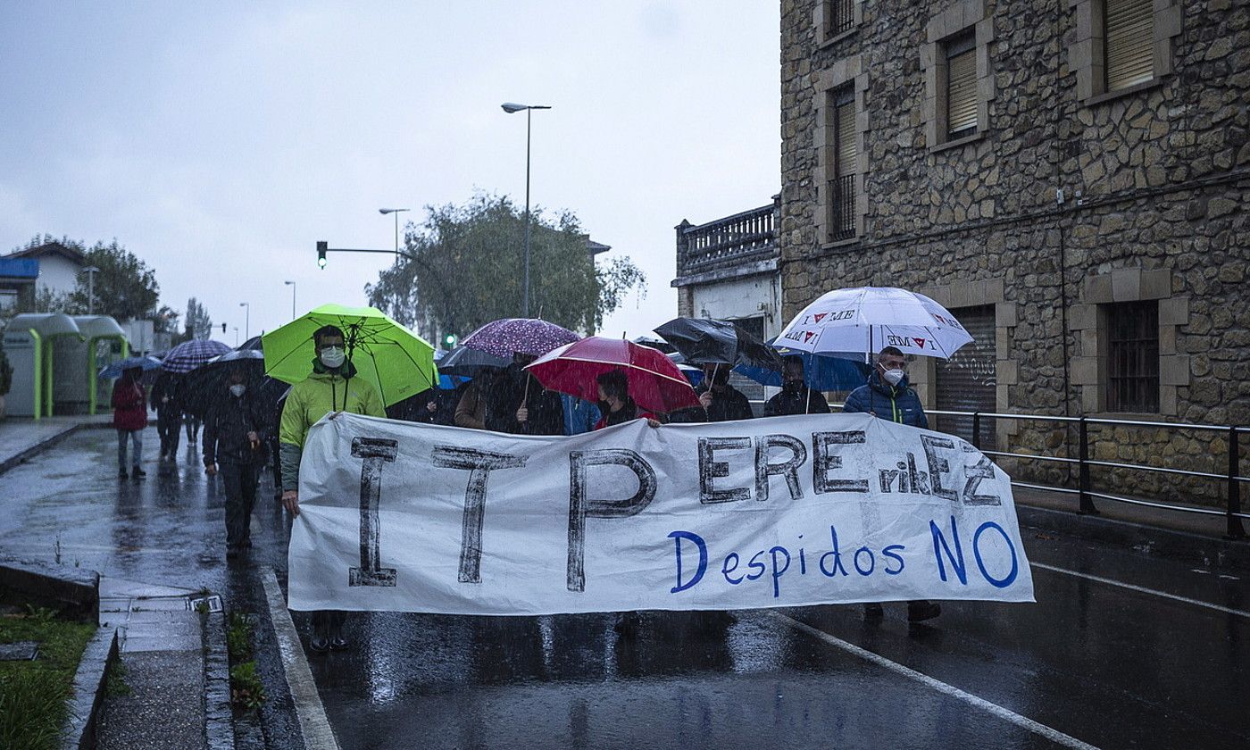 ITP Aeroko Zamudion duen plantako langileek atzo eginiko manifestazioa. Hiru eguneko grebaldiari hasiera emateko egin zuten. ARITZ LOIOLA / FOKU.