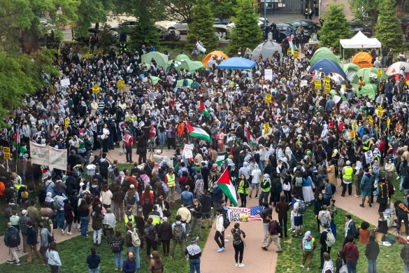 AEBetako George Washington Unibertsitateko ikasleak protestan, hango gobernuak Gazaren inguruan hartutako jarreraren harira, iragan apirilean. JIM LO SCALZO / EFE AEBetako George Washington Unibertsitateko ikasleak protestan, hango gobernuak Gazaren inguruan hartutako jarreraren harira, iragan apirilean. JIM LO SCALZO / EFE