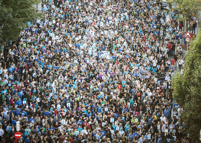 Herrira-ren aurkako operazioa salatzeko, milaka lagun irten ziren kalera Bilbon, 2014ko urrian. JON HERNAEZ / FOKU