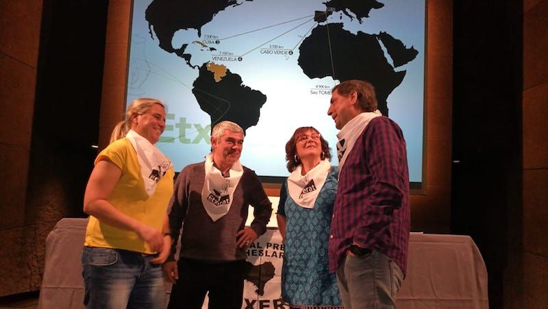 Etxerateko kideak Bittor Urtiaga eta Eba Ferreirarekin. ETXERAT