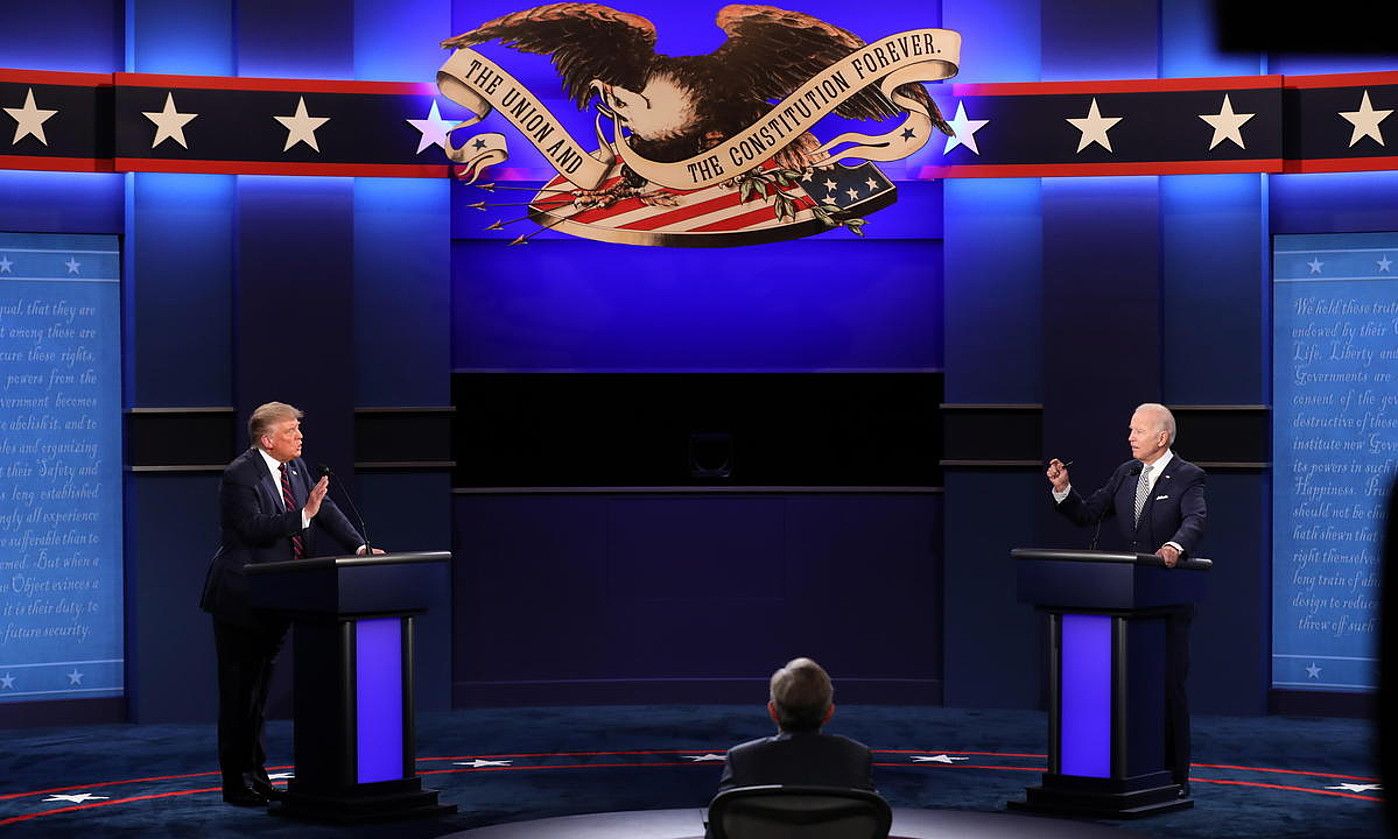 Donald Trump eta Joe Biden, aurrez aurre, zuzeneko lehen eztabaida saioan, Cleveland hirian. JIM LO SCALZO / EFE. Donald Trump eta Joe Biden, aurrez aurre, zuzeneko lehen eztabaida saioan, Cleveland hirian. JIM LO SCALZO / EFE.