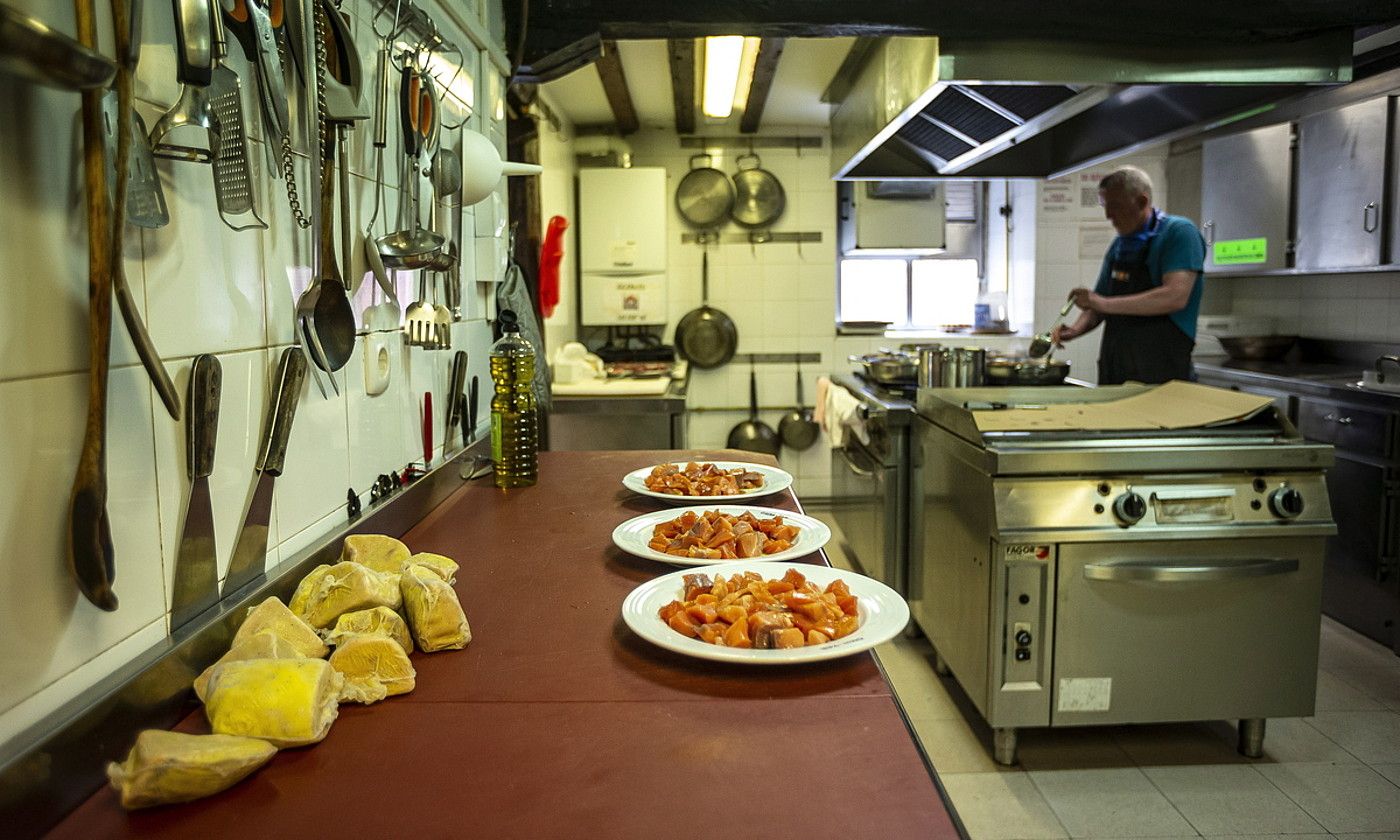 Elkarte gastronomiko bateko sukaldea. Jaurlaritzaren neurri berrien arabera, itxi egin beharko dute aldi baterako. ARITZ LOIOLA / FOKU. Elkarte gastronomiko bateko sukaldea. Jaurlaritzaren neurri berrien arabera, itxi egin beharko dute aldi baterako. ARITZ LOIOLA / FOKU.
