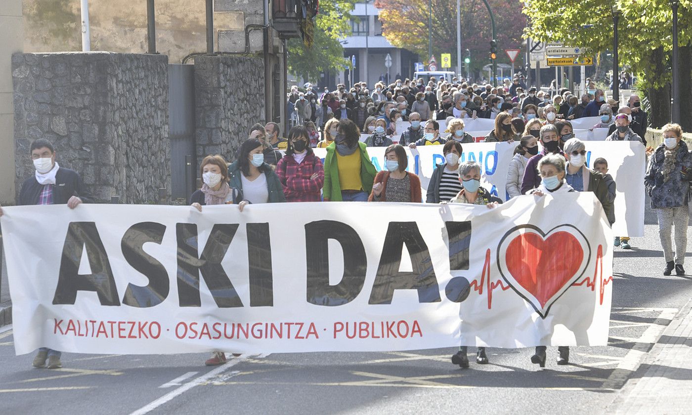 Herritar talde batek eta langile talde batek deitutako manifestazioa, atzo, Tolosa zeharkatzen. IDOIA ZABALETA / FOKU.