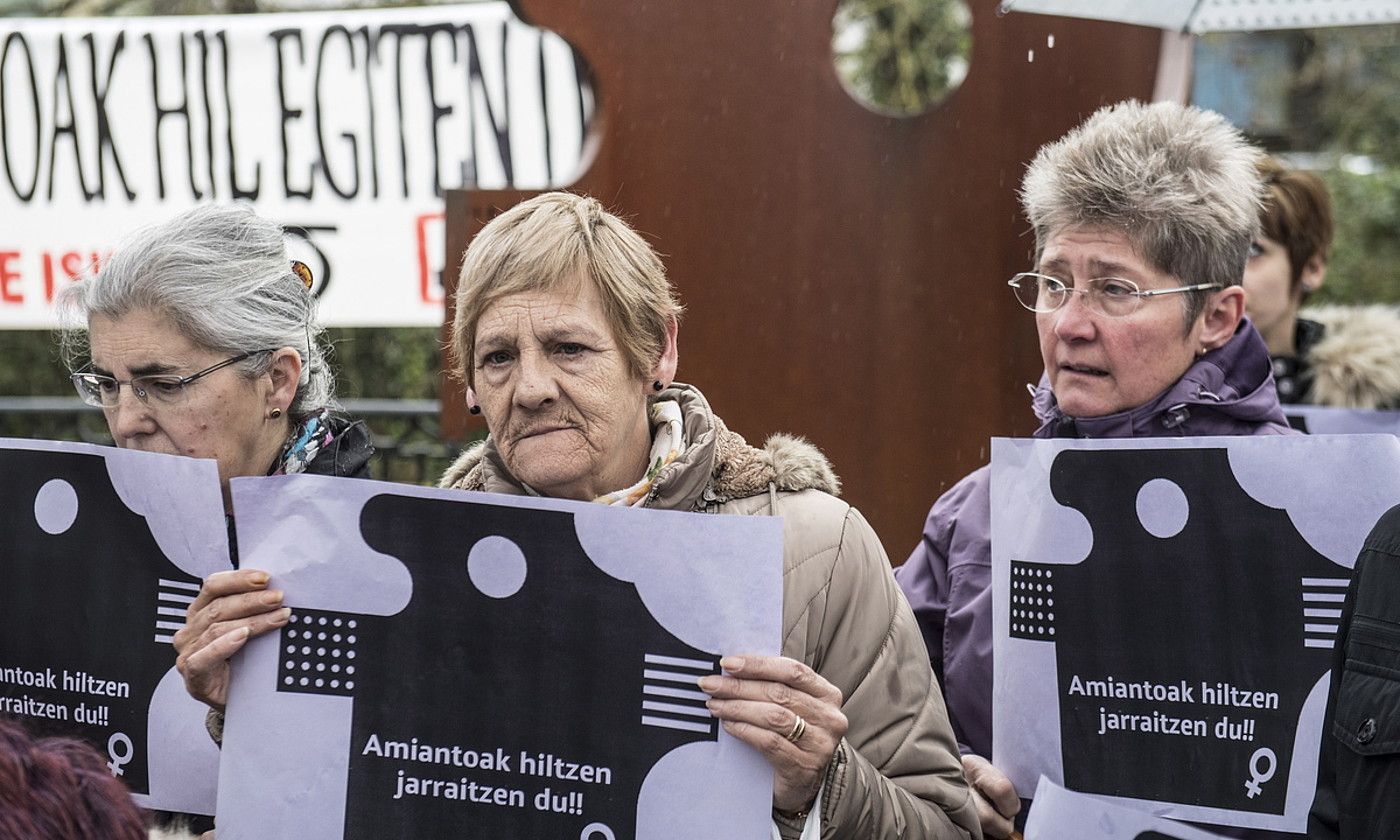 CAFeko langile batzordearen agerraldia, martxoan, amiantoaz zeharka gaixotu direnak gogoratzeko. J. MANTEROLA / FOKU.