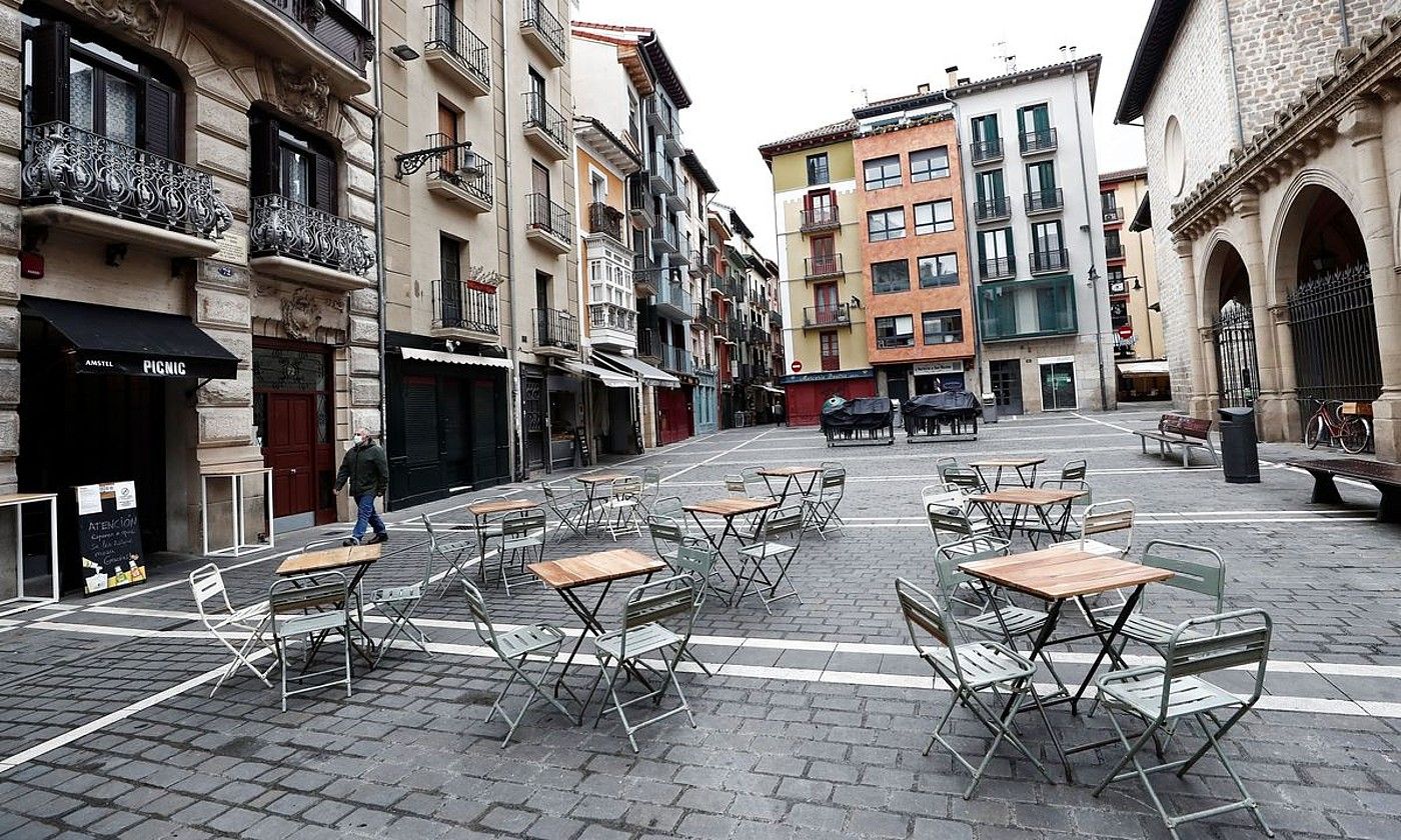 Iruñeko alde zaharreko terraza bat, hutsik. JESUS DIGES / EFE. Iruñeko alde zaharreko terraza bat, hutsik. JESUS DIGES / EFE.