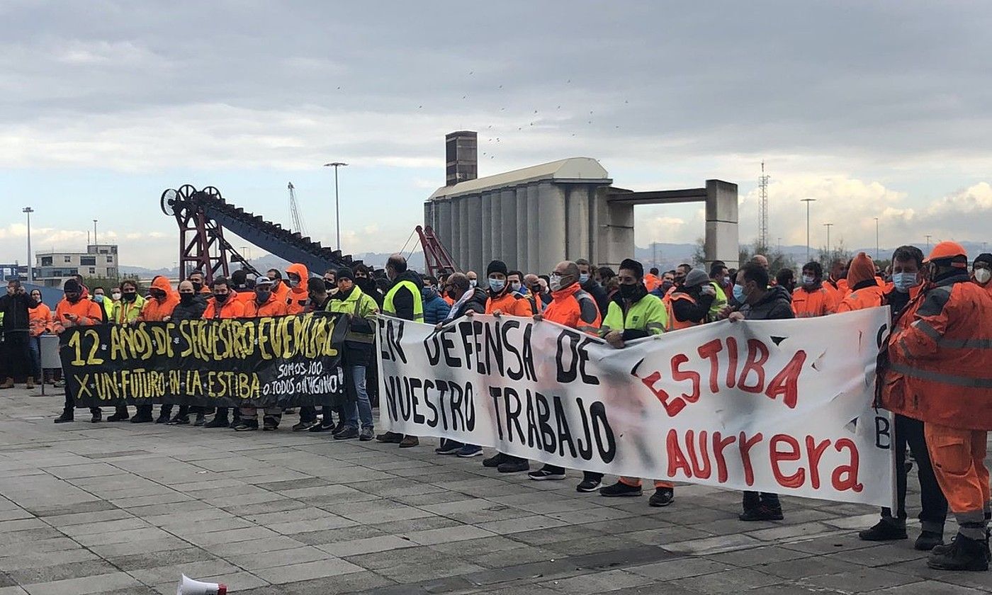 Behin-behineko kontratua duten eta finkoak diren zamaketarien protesta, portuaren barnean. GOYODOCKER.