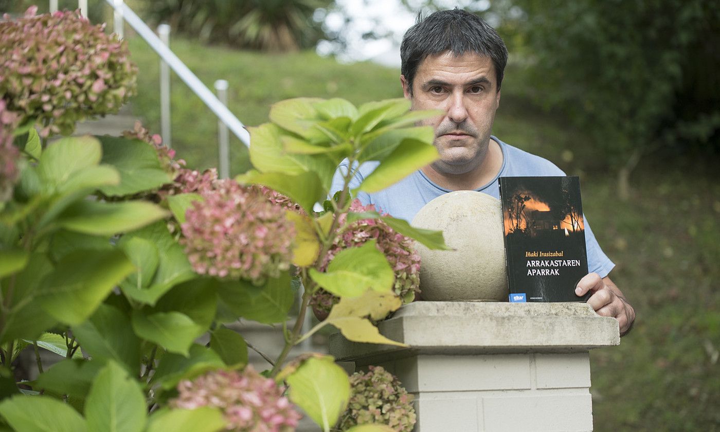 Iñaki Irasizabal idazlea, plazaratu berri duen liburua esku artean duela. Astelehenean aurkeztu zuen, Donostian. JUAN CARLOS RUIZ / FOKU.