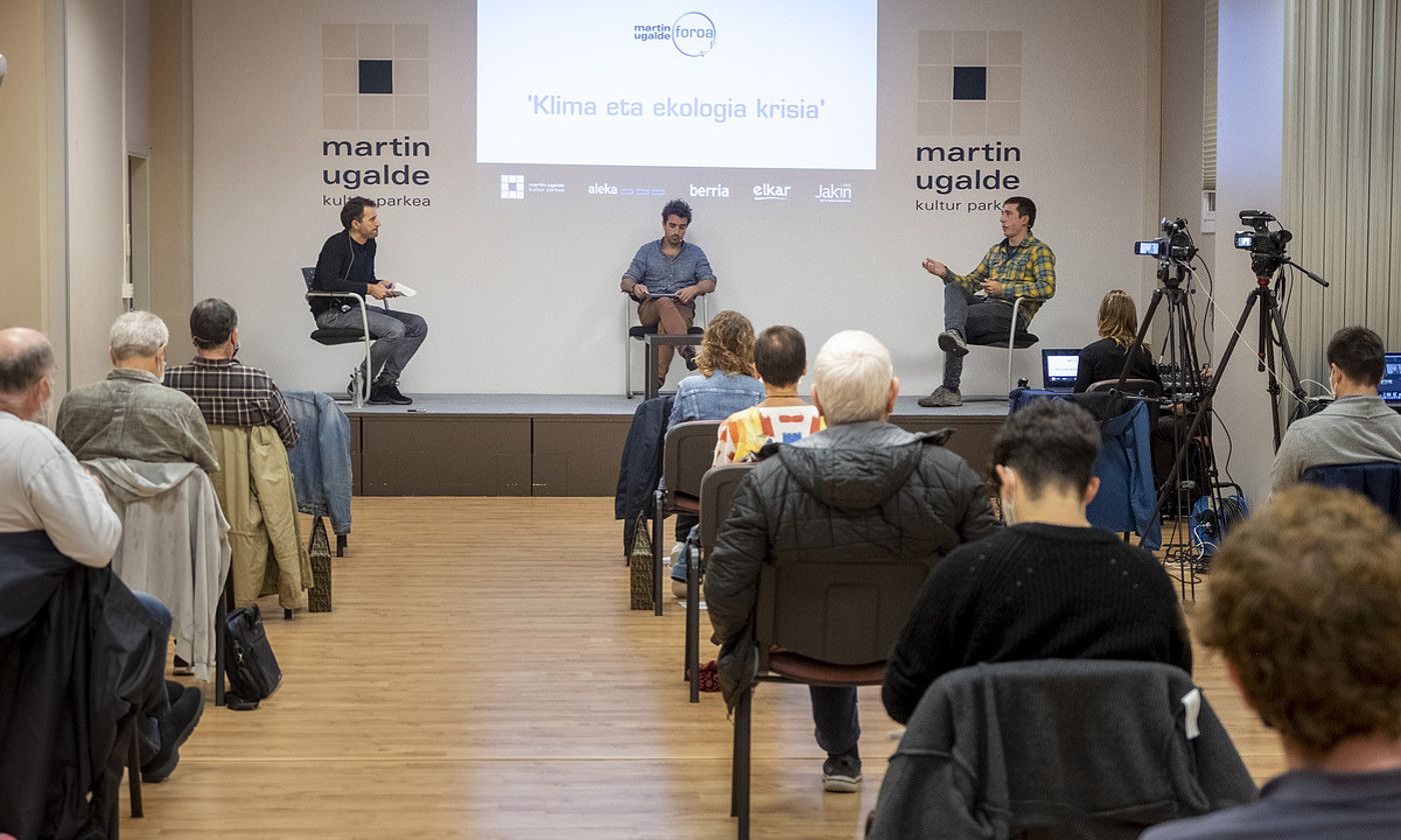 Martin Ugalde kultur parkeko areto nagusian izan zen saioa. Argazkian, Petxarroman (ezkerrean), Rico eta Izagirrerekin solasean. JON URBE / FOKU.