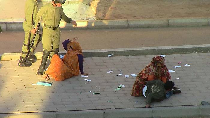 Marokoko poliziak emakume saharar bat kolpatzen, artxiboko argazkian. BERRIA