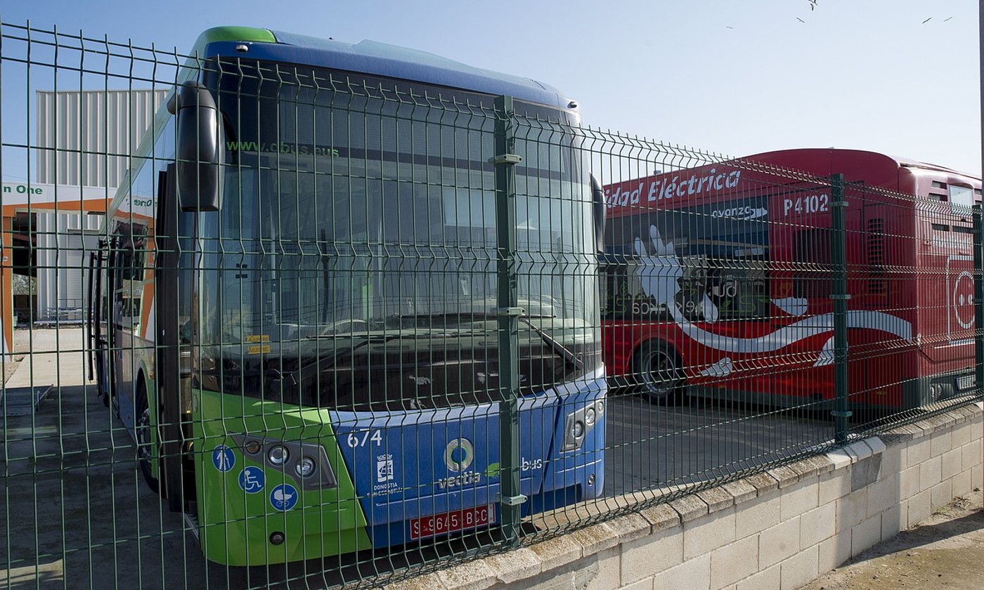 Trenasan ekoitzitako bi autobus, lantegiko aparkalekuan. IÑIGO URIZ / FOKU.