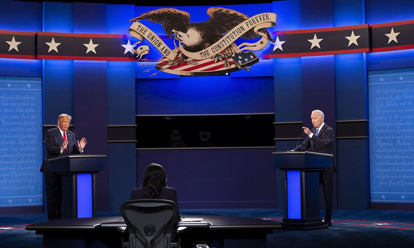 Donald Trump AEBetako presidentea eta errepublikanoen hautagaia eta Joe Biden demokraten presidentegaia, ostegun gauean, debatean. SHAWN THEW / EFE. Donald Trump AEBetako presidentea eta errepublikanoen hautagaia eta Joe Biden demokraten presidentegaia, ostegun gauean, debatean. SHAWN THEW / EFE.