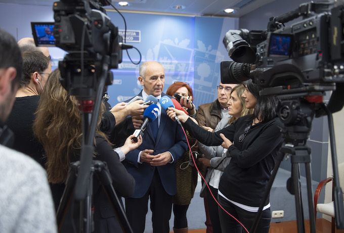 Josu Erkoreka, gaur, kazetariei azalpenak ematen. IREKIA