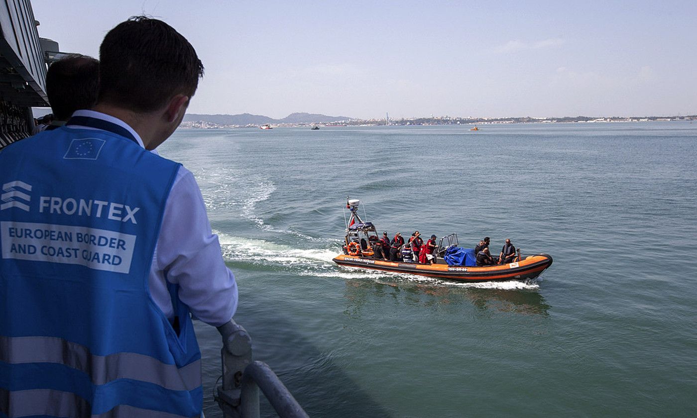 Frontex agentziako agente batzuk, Portugalgo kostan, artxiboko irudi batean. EFE. Frontex agentziako agente batzuk, Portugalgo kostan, artxiboko irudi batean. EFE.