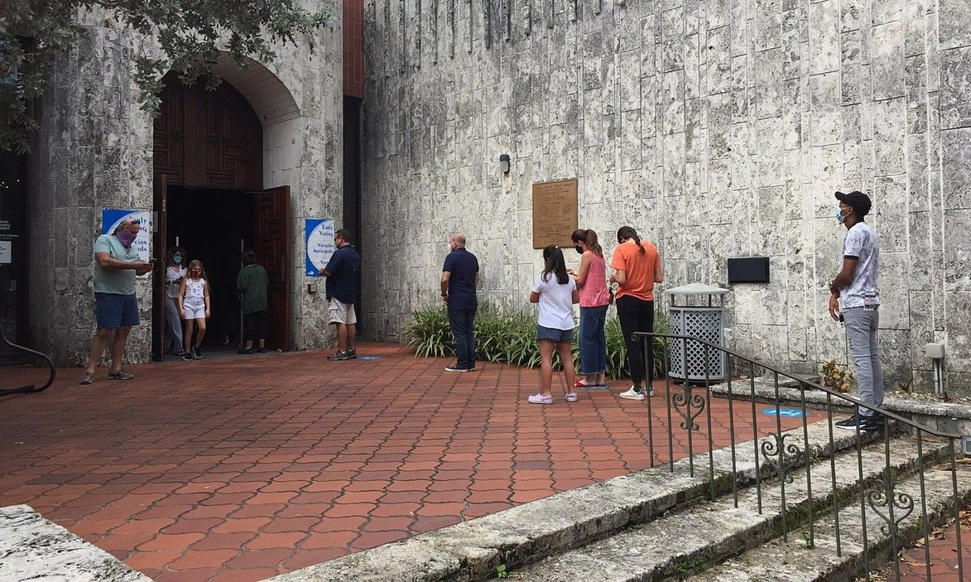 Boto emaileak Miamiko Coral Gablesko hauteslekuan, botoa emateko ilara egiten, iragan larunbatean. ARANTXA ELIZEGI EGILEGOR. Boto emaileak Miamiko Coral Gablesko hauteslekuan, botoa emateko ilara egiten, iragan larunbatean. ARANTXA ELIZEGI EGILEGOR.