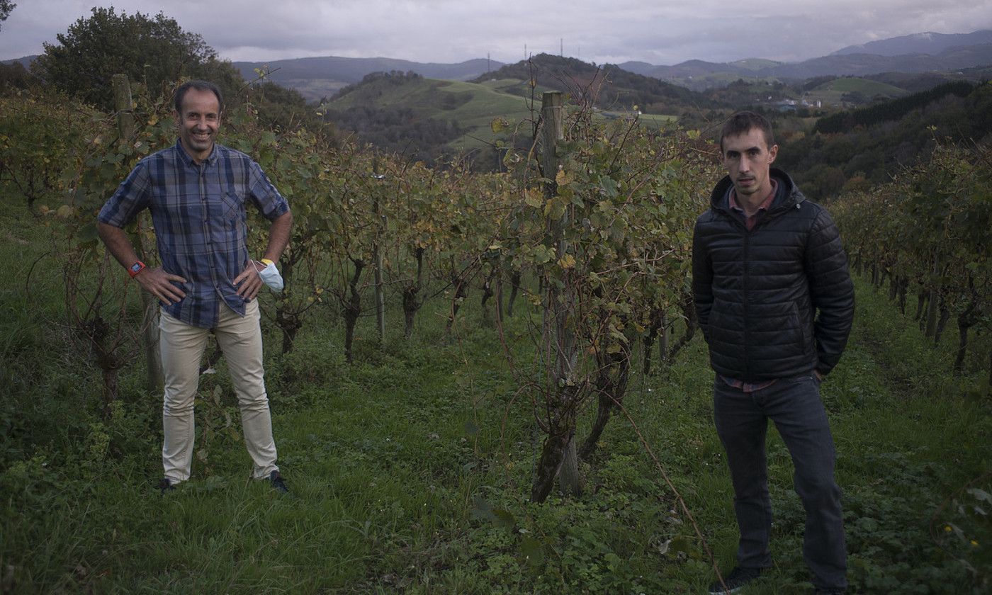 Jon Salsamendi eta Gorka Aranberri, Zarauzko Kanpinean, mahasti artean. JUAN CARLOS RUIZ/ FOKU.