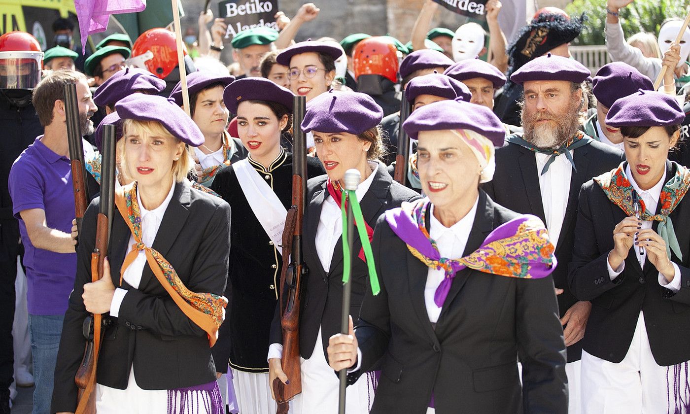 Uriolako emakumeen konpainia desfilean aterako da Alardea telesailaren azkeneko atalean. ETB.