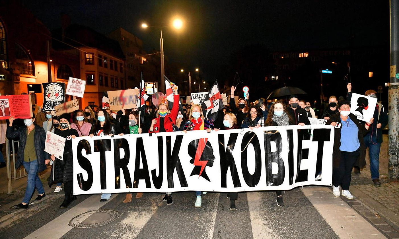 Poloniako legezko abortuaren murrizketaren aurkako protestak, herenegun. MACIEJ KULCZYNSKI / EFE.