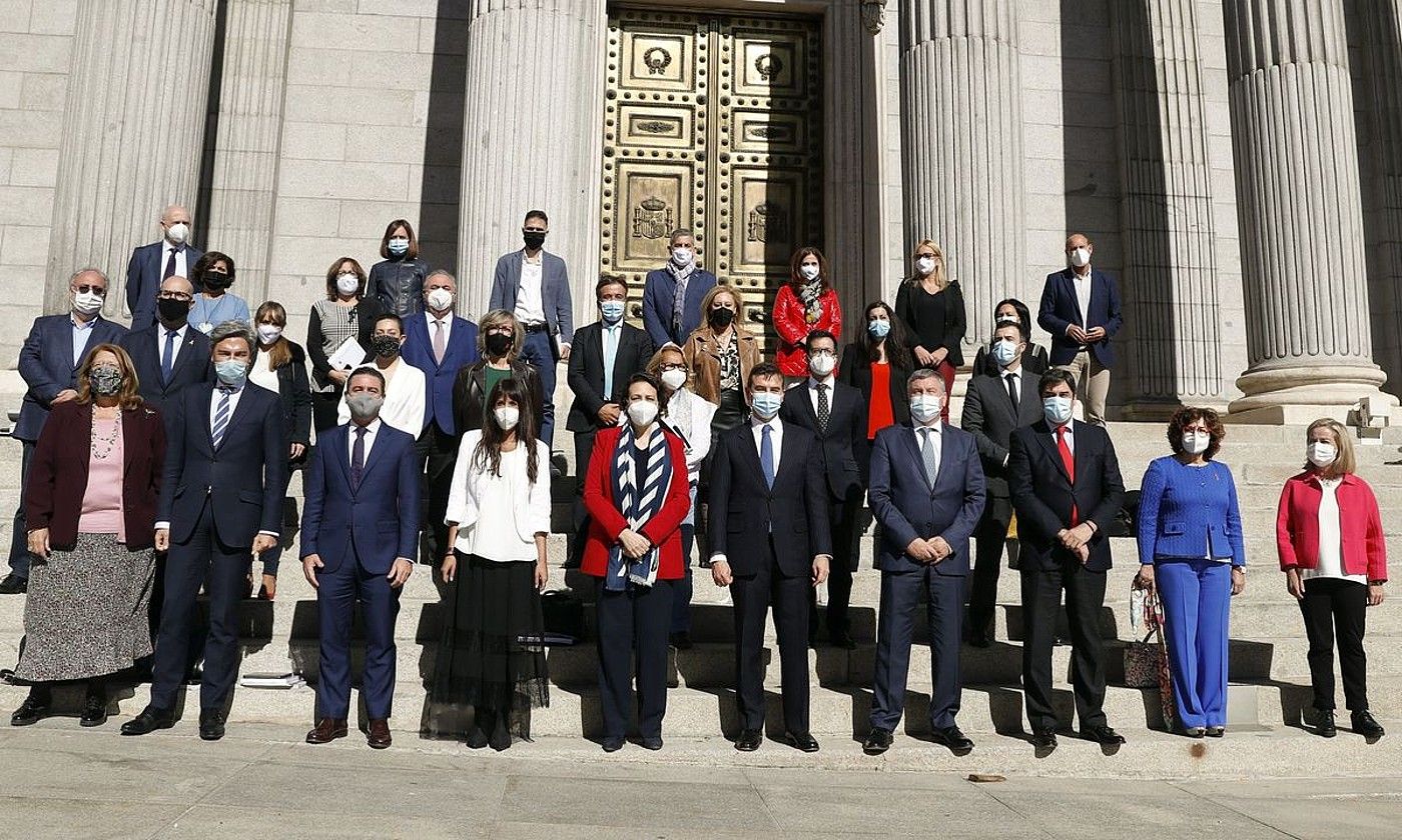 Toledoko Itunaren jarraipen batzordean parte hartu duten parlamentariak, atzo. J. J. GUILLEN / EFE.