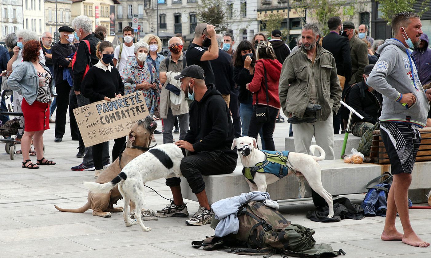 Etxegabeen kontrako neurriak salatzeko protesta, Baionako Herriko Etxe aitzinean. BOB EDME.