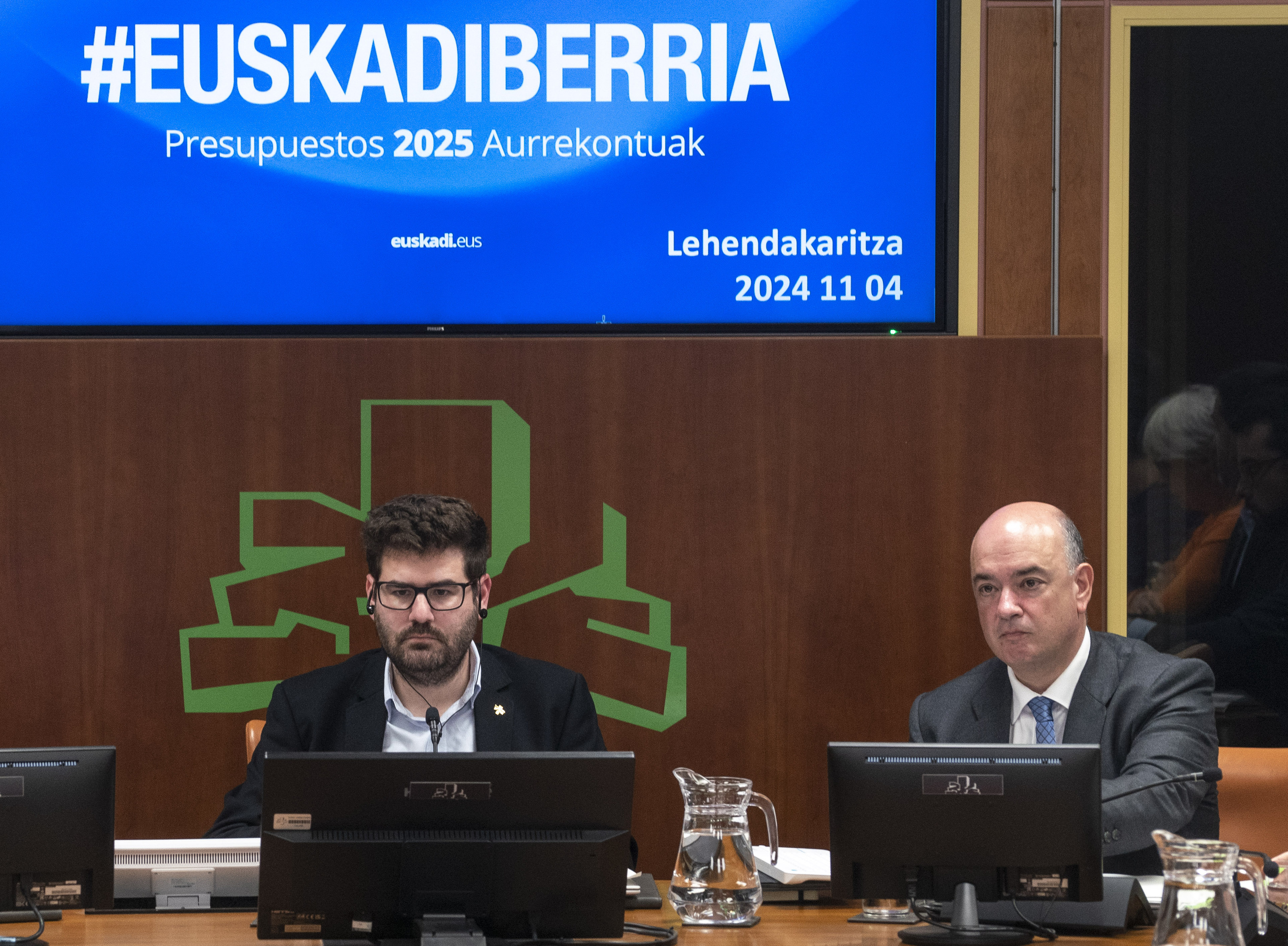 Mikel Iriondo eskuinean, gaur Eusko Legebiltzarrean. IREKIA