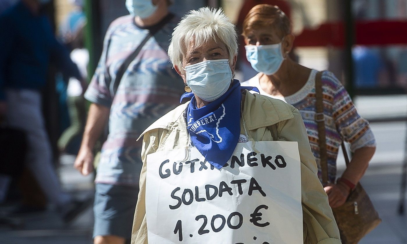 Pentsiodun bat 1.200 euroko gutxieneko soldata aldarrikatzen. L. J. /FOKU.