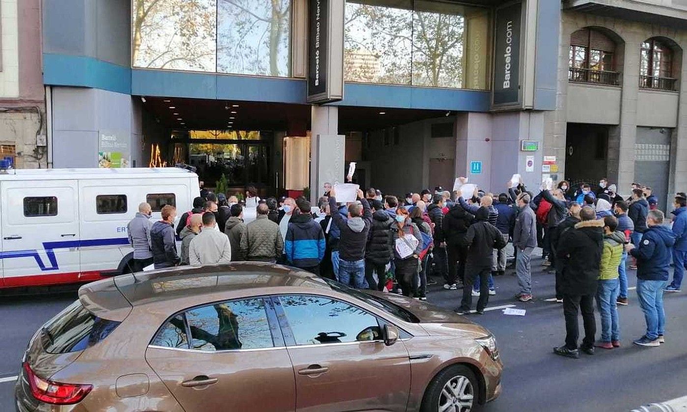 Matriceria Deustoko eta GTSko langileak Barcelo hotelaren atarira gerturatu ziren unea. BERRIA.