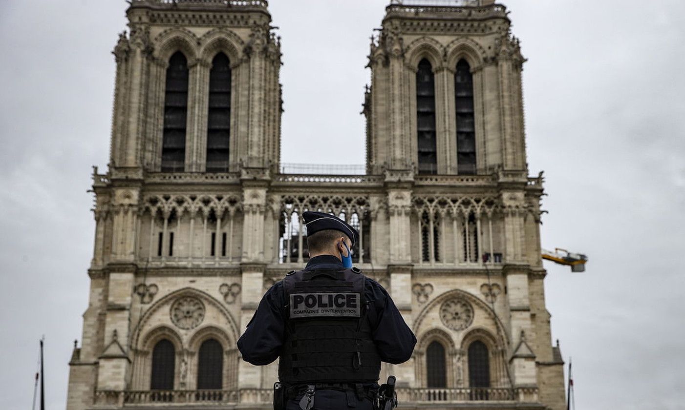 Polizia bat erasoa izan den Nizako Notre Dame katedrala zaintzen. IAN LANDGSON/ EFE.
