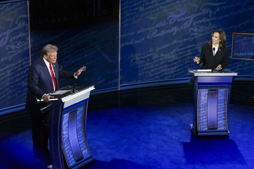 Trump eta Harris, irailean ABC News telebista kateak antolatutako eztabaidan. DEMETRIUS FREEMAN / EFE Trump eta Harris, irailean ABC News telebista kateak antolatutako eztabaidan. DEMETRIUS FREEMAN / EFE