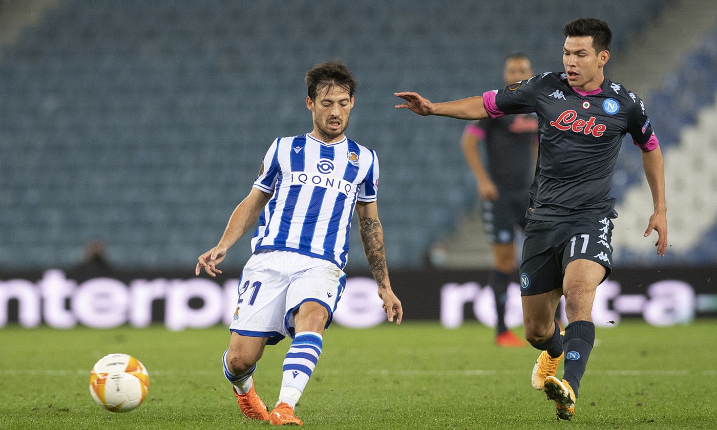Silva Realekoa eta Politano Napolikoa, atzoko partidako une batean. Italiarren jokalariak egin zuen bere taldearen gola. JUAN CARLOS RUIZ / FOKU. Silva Realekoa eta Politano Napolikoa, atzoko partidako une batean. Italiarren jokalariak egin zuen bere taldearen gola. JUAN CARLOS RUIZ / FOKU.