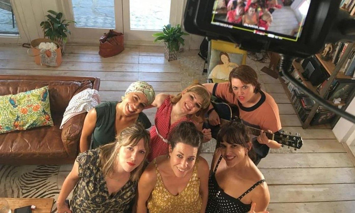 Itziar Atienza, Aitziber Garmendia, Getari Etxegarai, Leire Ruiz, Naiara Arnedo eta Sara Cozar, filmaren grabazioan, Bizkaian. ERLAUNTZA.