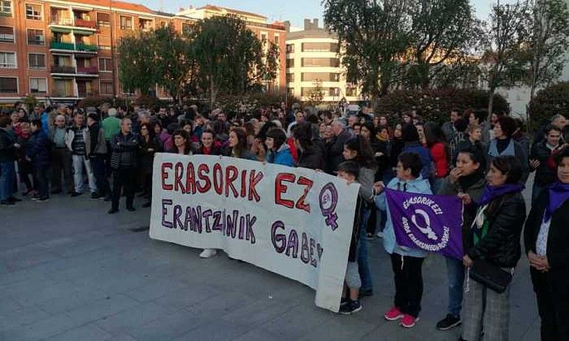 Erasoa salatzeko protesta, Getxon, atzo. BERRIA.