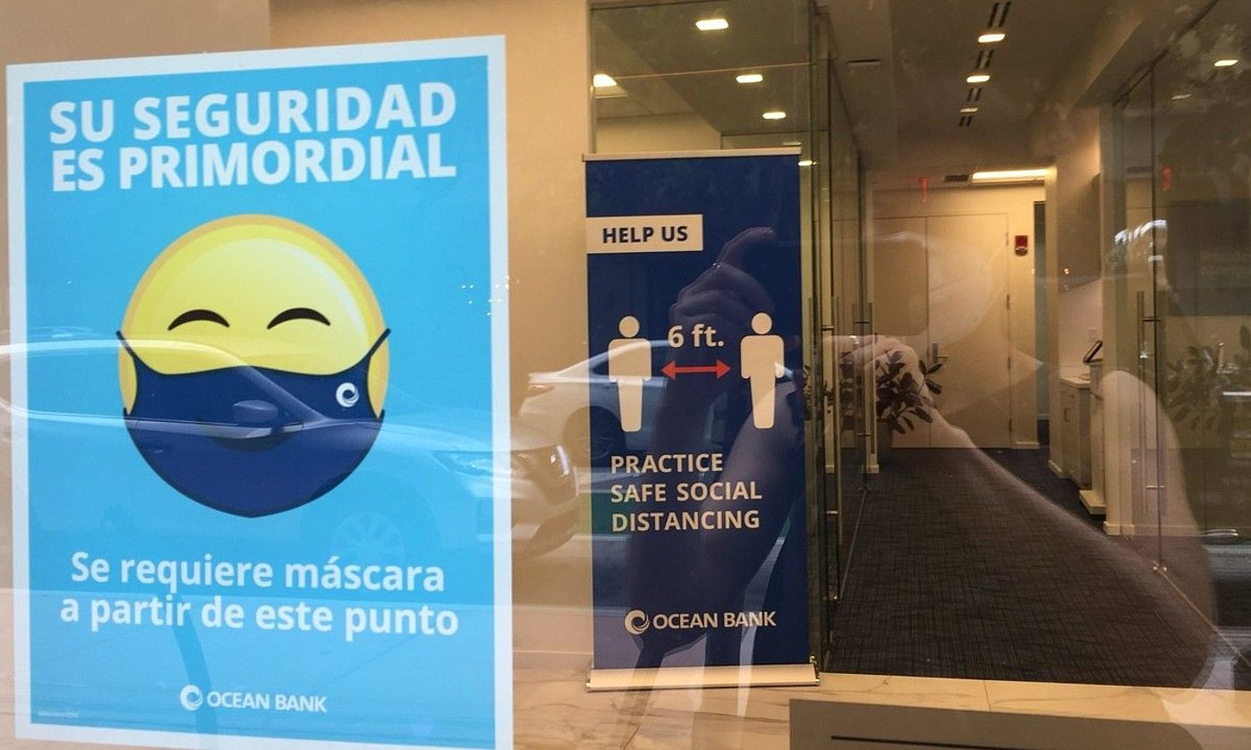 Miamin eraikinen barrura sartzeko nahitaezkoa da maskara. A. E. E. Miamin eraikinen barrura sartzeko nahitaezkoa da maskara. A. E. E.