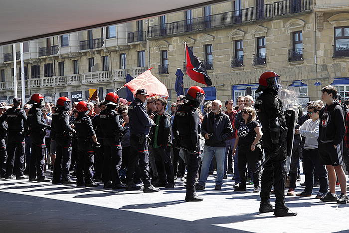 Ertzaintza eta Voxen aurkako protestan bildutakoak, gaur, Donosiako Kursaalean. MAIALEN ANDRES, FOKU.