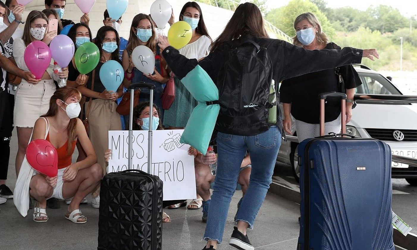 Gazte bat Erasmusetik bueltan, Loiun, aireportuan. LUIS TEJIDO / EFE.