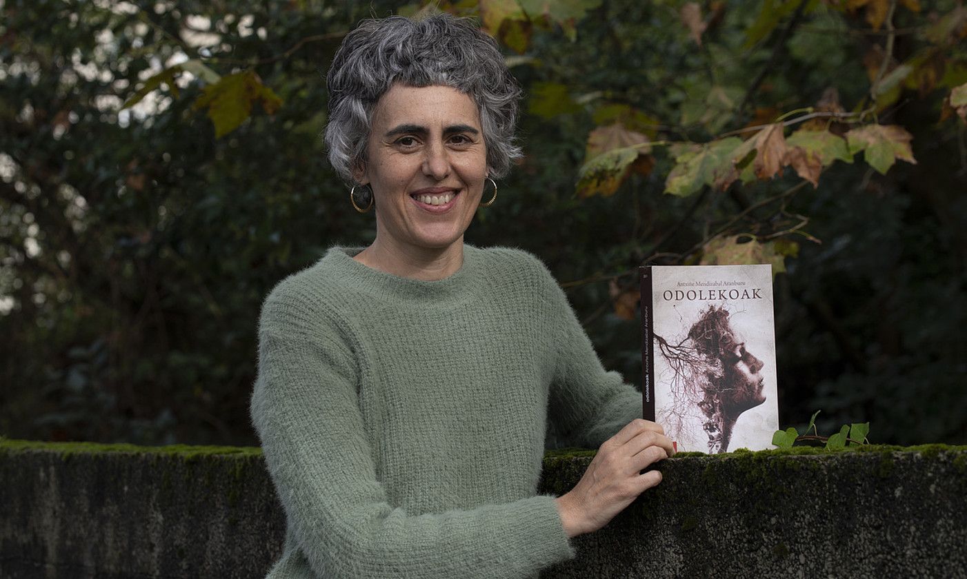 Antxiñe Mendizabal editore eta idazlea Odolekoak bere estreinako nobelarekin, atzo, Donostian. JUAN CARLOS RUIZ / FOKU.