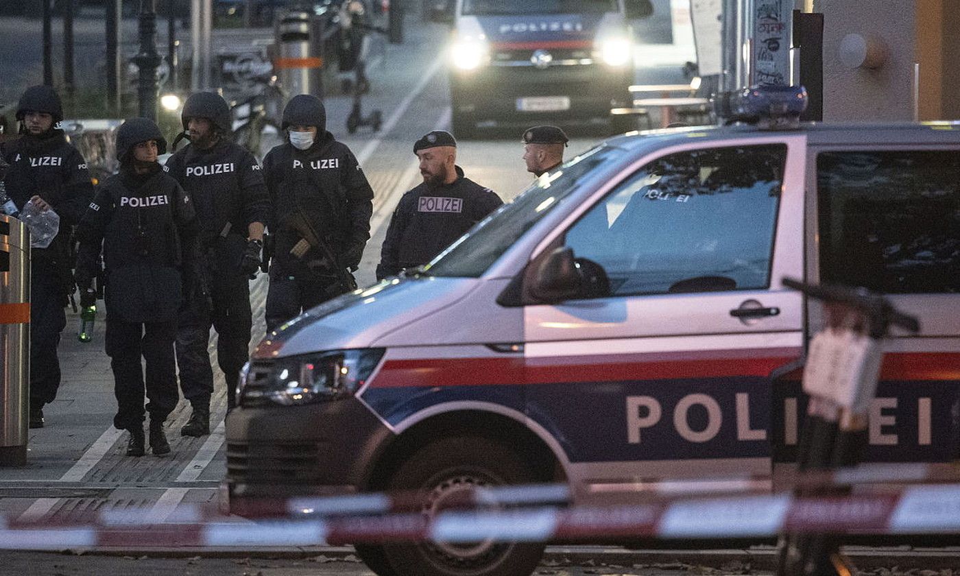 Austriako Polizia, Viena erdigunean, tiroketa gertatu den inguruan. CHRISTIAN BRUNA / EFE.