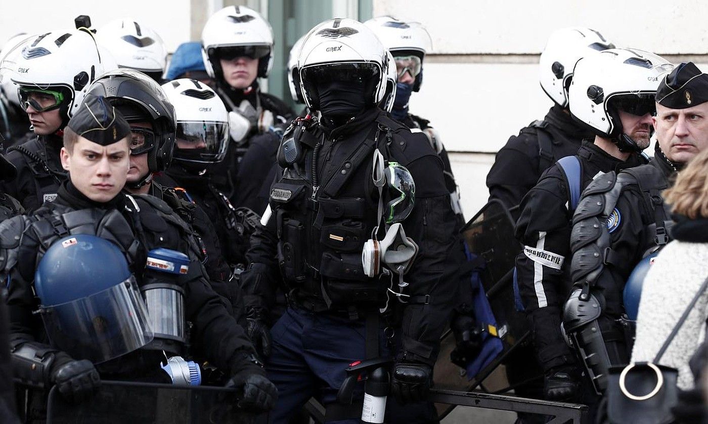 Frantziako Polizia, Parisko manifestazio batean. IAN LANGSDON/EFE.