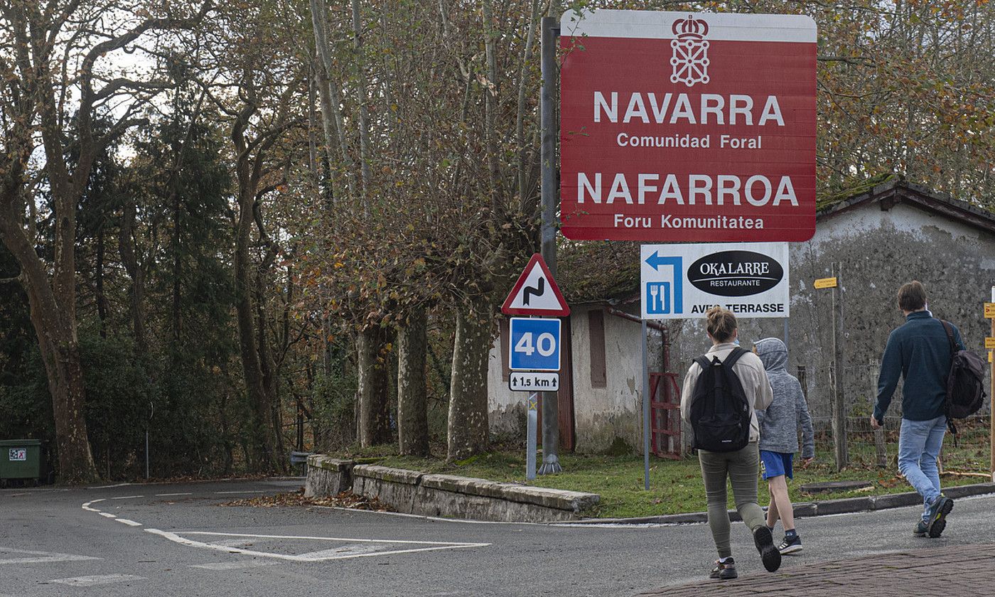 Nafarroara sartzea edo handik ateratzea debekatuta dago. Argazkian, Ibardin, Nafarroa eta Lapurdi arteko mugan. JAGOBA MANTEROLA / FOKU.