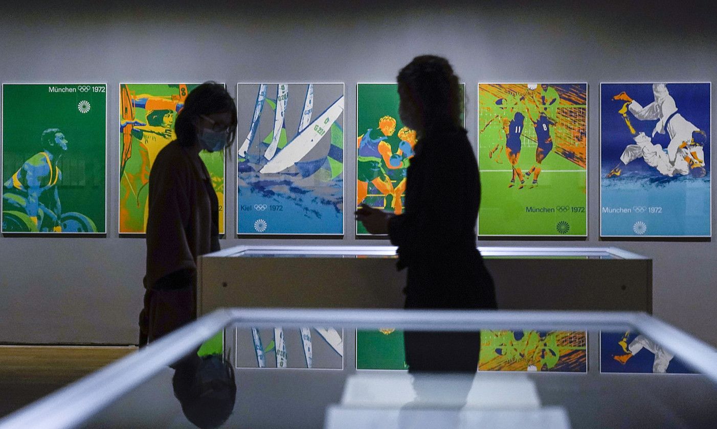 Bi bisitari Bilboko Arte Ederren Museoak Otl Aicher diseinatzaileari eskainitako erakusketan, eta 1972ko Olinpiar Jokoetako kartelak atzean. MARISOL RAMIREZ / FOKU. Bi bisitari Bilboko Arte Ederren Museoak Otl Aicher diseinatzaileari eskainitako erakusketan, eta 1972ko Olinpiar Jokoetako kartelak atzean. MARISOL RAMIREZ / FOKU.