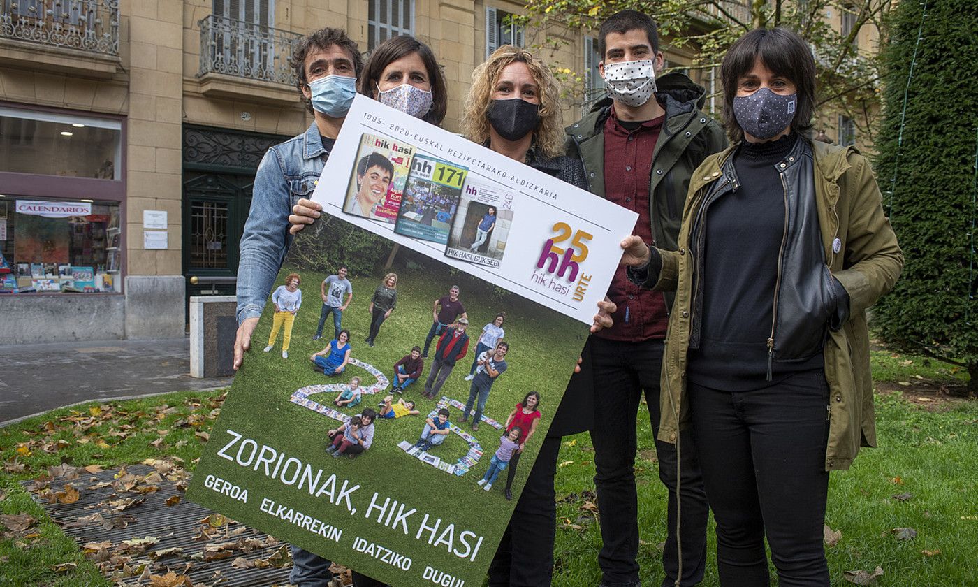 Hik Hasiko kide batzuk, atzo Donostian egindako agerraldiaren ondoren. JUAN CARLOS RUIZ / FOKU.