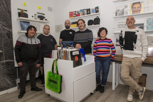 Ezkerretik, Sarrigurengo Felix Garrido zentroko Javi Tello eta Henry Tenonio, Igor Gil eta Javier Sueskun musika ekoizleak, Romy Sordomez gizarte hezitzailea eta Iruñeko NoHumanID dendako Juan Sueskun. IDOIA ZABALETA / FOKU Ezkerretik, Sarrigurengo Felix Garrido zentroko Javi Tello eta Henry Tenonio, Igor Gil eta Javier Sueskun musika ekoizleak, Romy Sordomez gizarte hezitzailea eta Iruñeko NoHumanID dendako Juan Sueskun. IDOIA ZABALETA / FOKU
